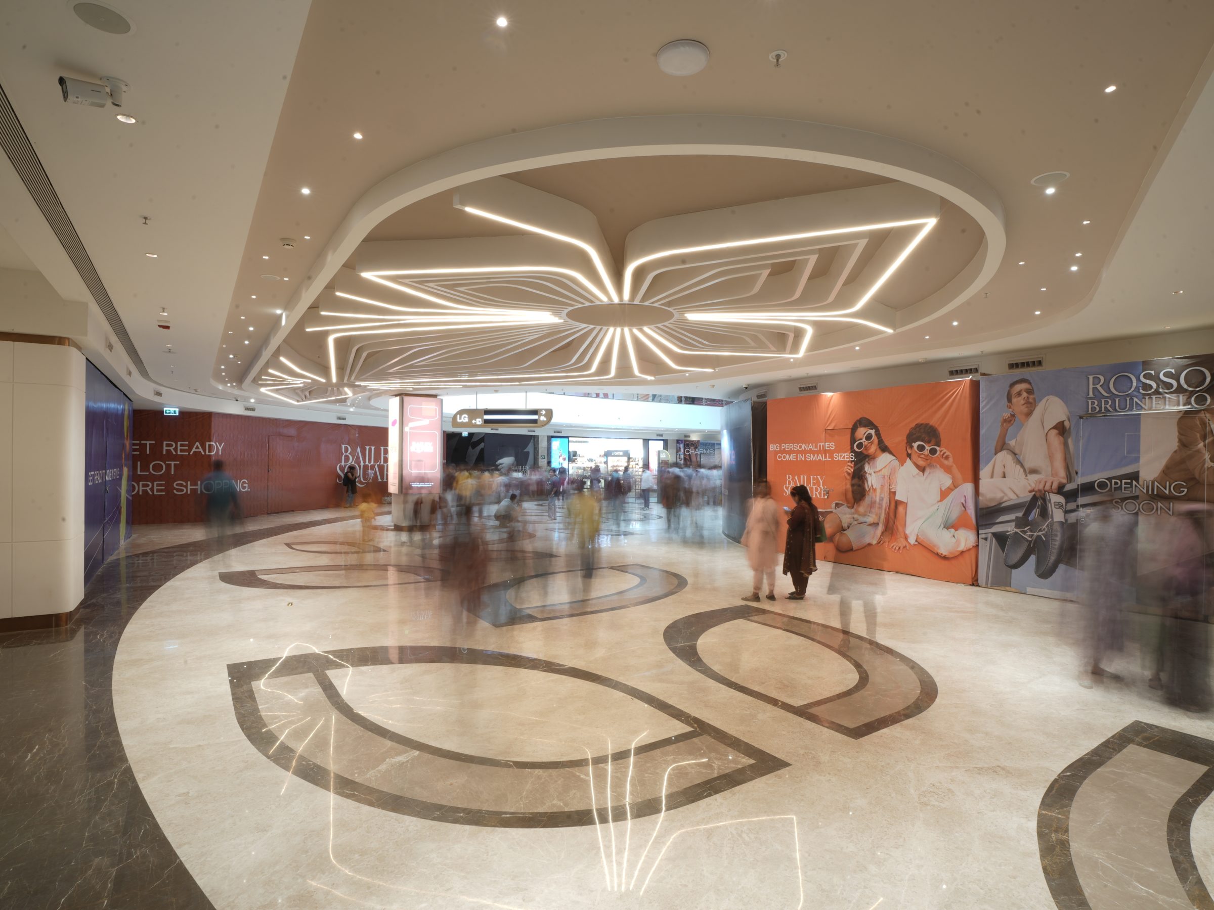Ground-level concourse at Bailey Square, Patna